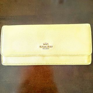 コーチ(COACH)の黄色いベージュ系の縁起の良い 長財布COACH コーチ  デザインが素敵(財布)