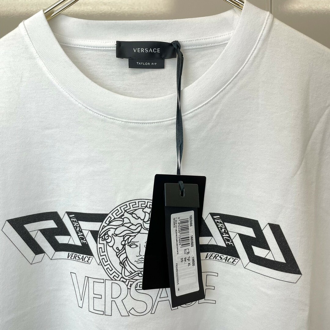 VERSACE(ヴェルサーチ)の新品未使用　VERSACE ヴェルサーチ　メデューサTシャツ　XLサイズ　メンズ メンズのトップス(Tシャツ/カットソー(半袖/袖なし))の商品写真