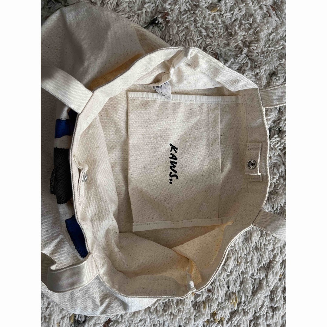 UNIQLO(ユニクロ)の【すーさん様 専用】KAWSコラボ UNIQLOトートバッグ メンズのバッグ(トートバッグ)の商品写真