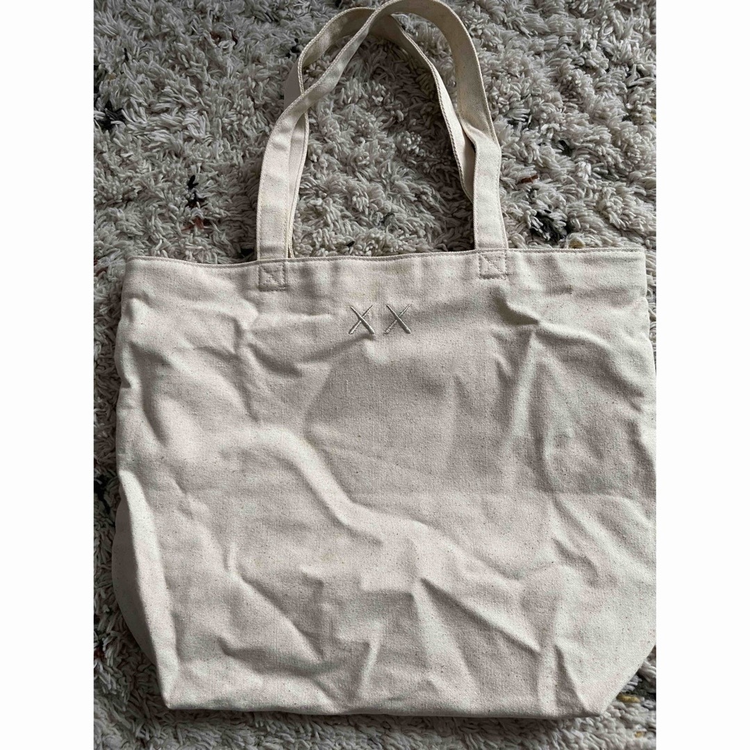 UNIQLO(ユニクロ)の【すーさん様 専用】KAWSコラボ UNIQLOトートバッグ メンズのバッグ(トートバッグ)の商品写真