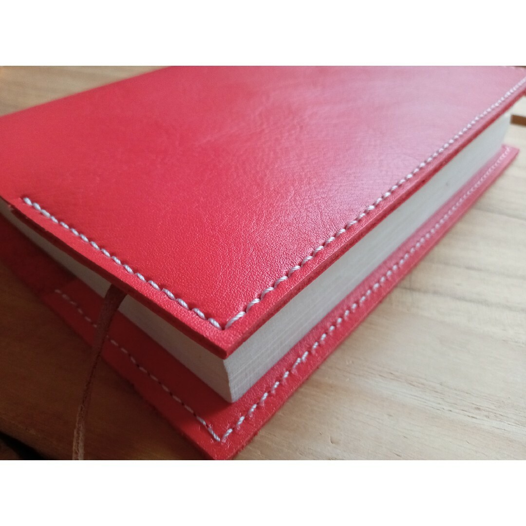 四六判　革のブックカバー　しおり付きDesign　オレンジ系赤色 ハンドメイドの文具/ステーショナリー(ブックカバー)の商品写真