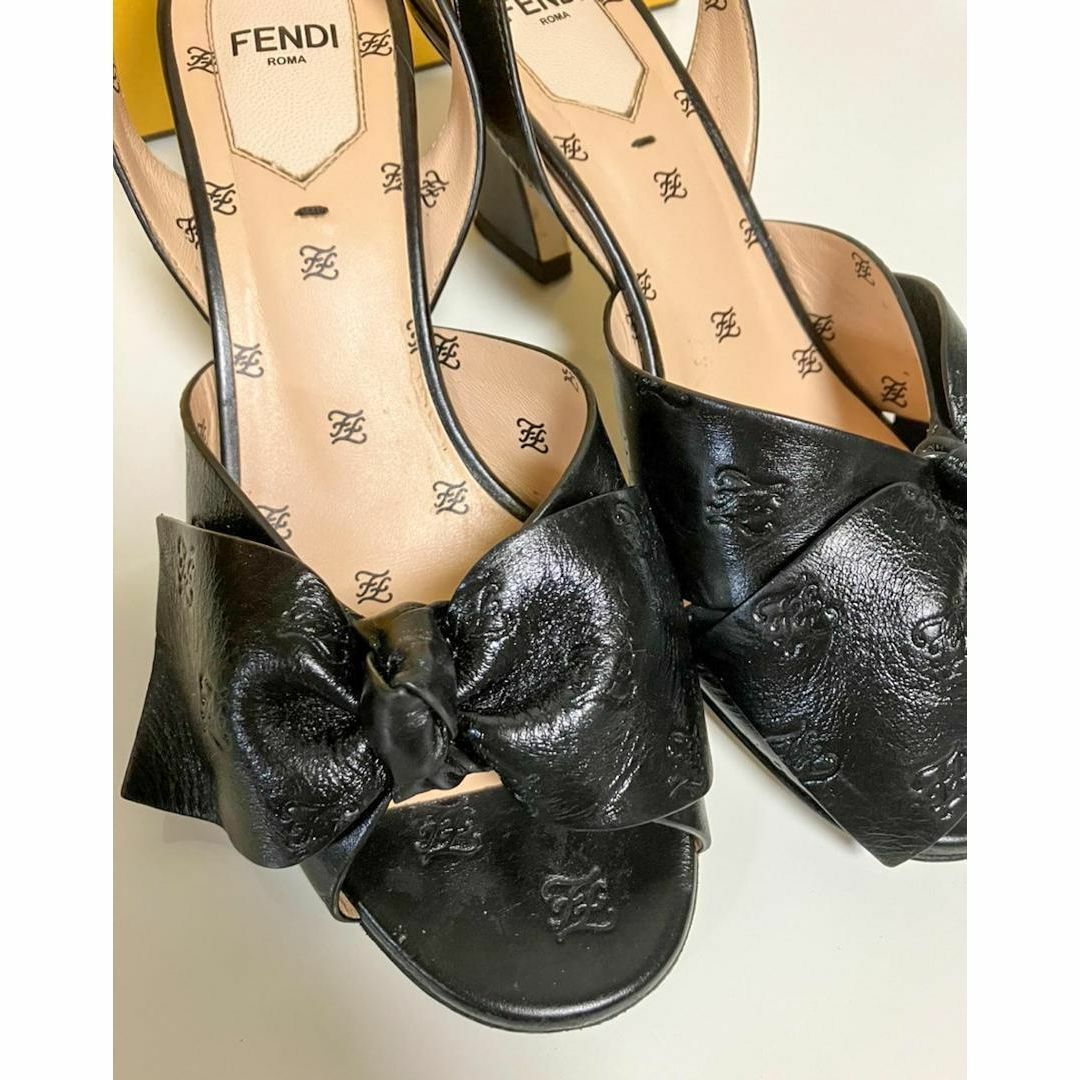 フェンディ　FENDI カーリグラフィー　サンダル　ロゴ　リボン