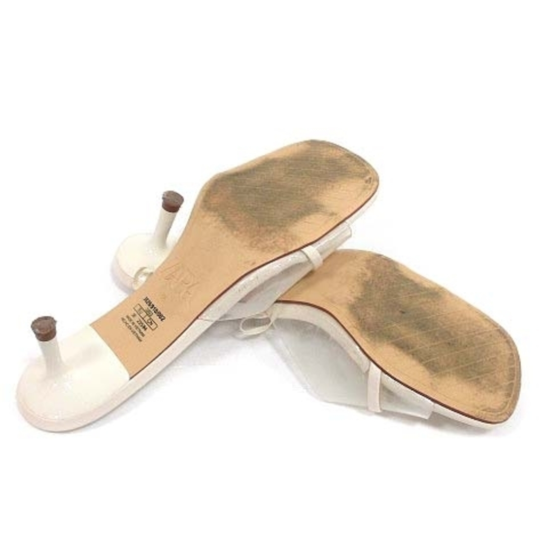 ZARA(ザラ)のザラ サンダル エナメル ラバー ミドルヒール スクエアトゥ リボン 36 白  レディースの靴/シューズ(サンダル)の商品写真