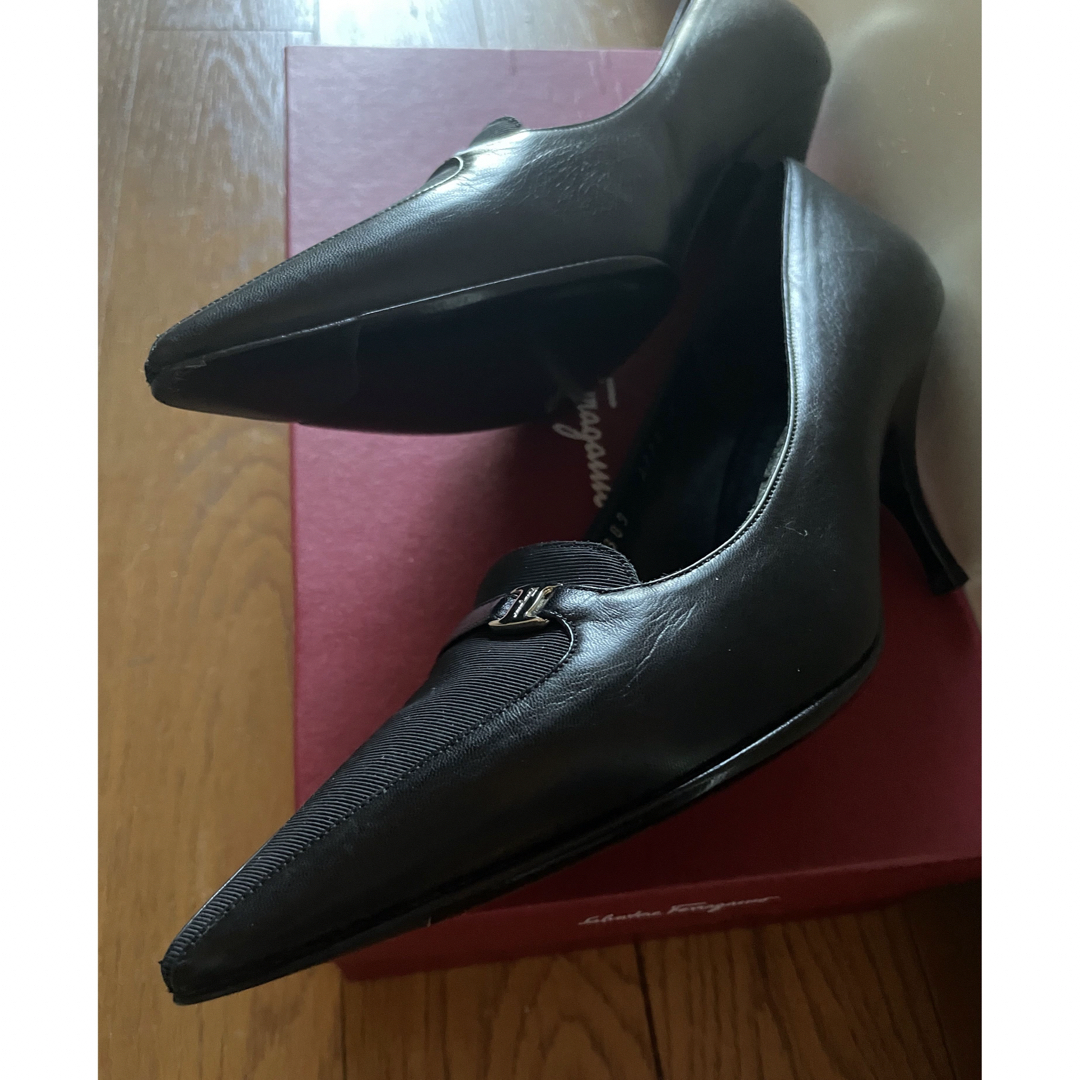 Ferragamoデザインパンプス