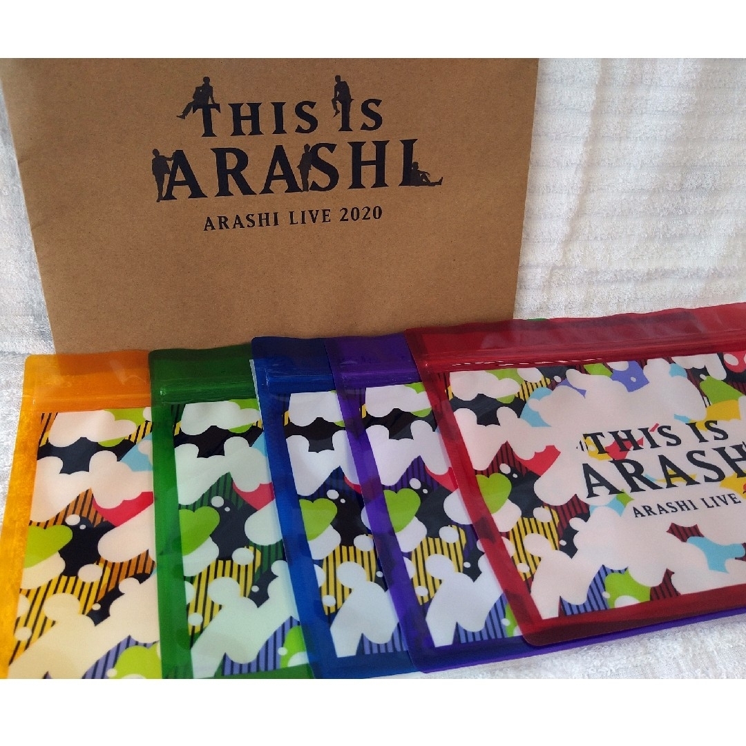 嵐(アラシ)の嵐　THIS IS ARASHI　ジッパー袋5色 エンタメ/ホビーのタレントグッズ(アイドルグッズ)の商品写真