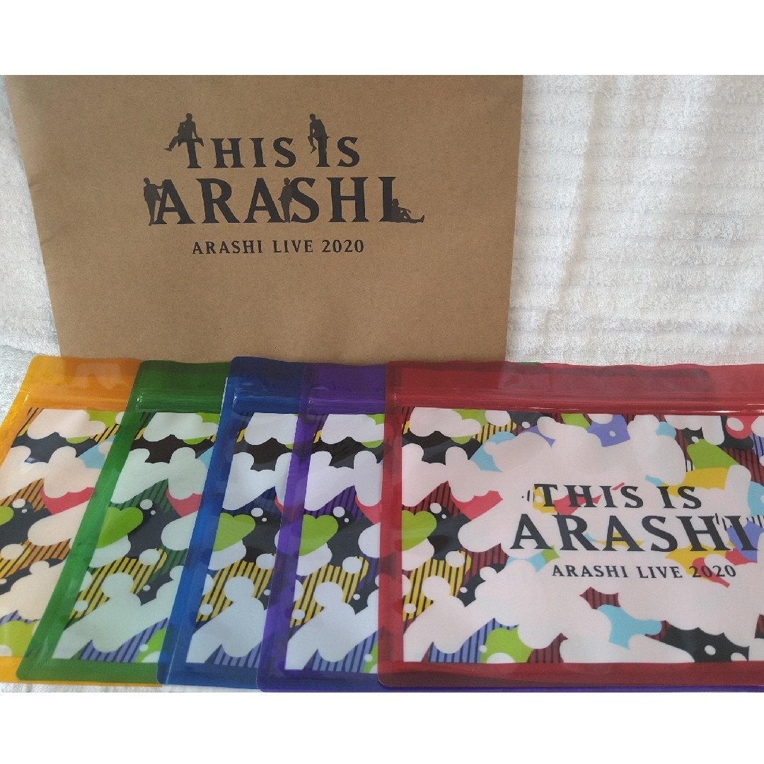 嵐(アラシ)の嵐　THIS IS ARASHI　ジッパー袋5色 エンタメ/ホビーのタレントグッズ(アイドルグッズ)の商品写真