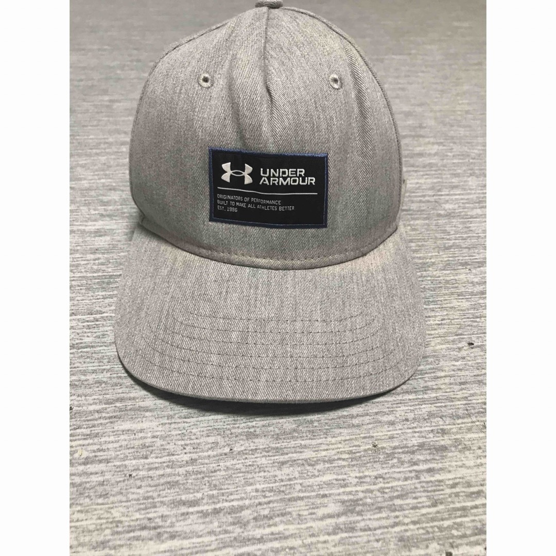 UNDER ARMOUR(アンダーアーマー)のアンダーアーマー  帽子　キャップ　グレー メンズの帽子(キャップ)の商品写真