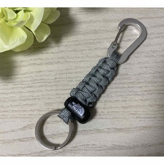 ザノースフェイス(THE NORTH FACE)のハンドメイド　パラコード　キーホルダー ノースフェイス グレー(キーホルダー)