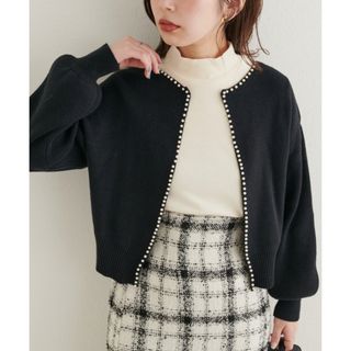 ナチュラルクチュール(natural couture)の上品なパール使いが目を惹くパールトリムクルーネックカーディガン　ブラック(カーディガン)