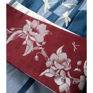 美品　綿紅梅の浴衣と半巾帯のセット　市松模様に蜻蛉柄　浴衣帯　赤地に花とトンボ柄(浴衣)