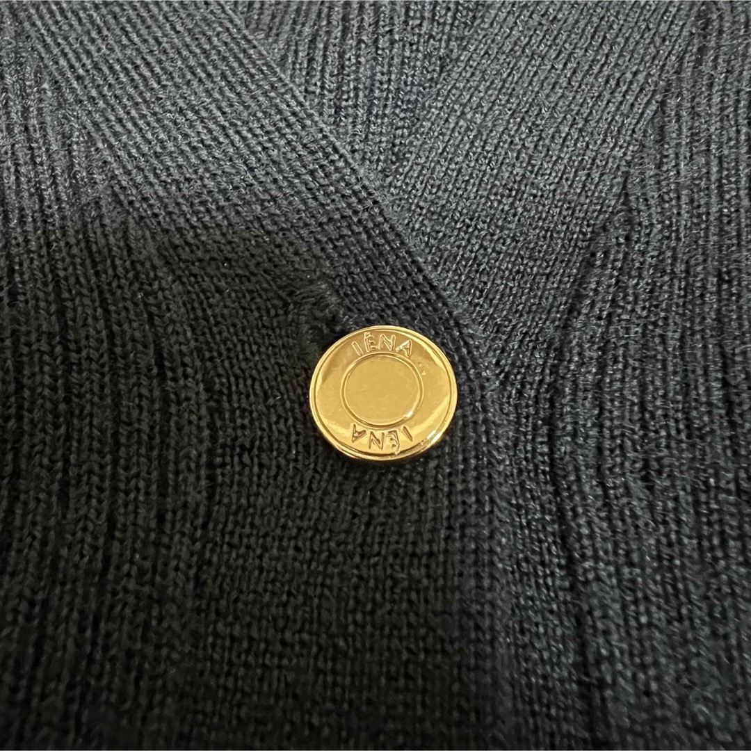 IENA(イエナ)の美品✨ IENA イエナ　 2x1リブVネックカーディガン　ブラック　金ボタン レディースのトップス(カーディガン)の商品写真