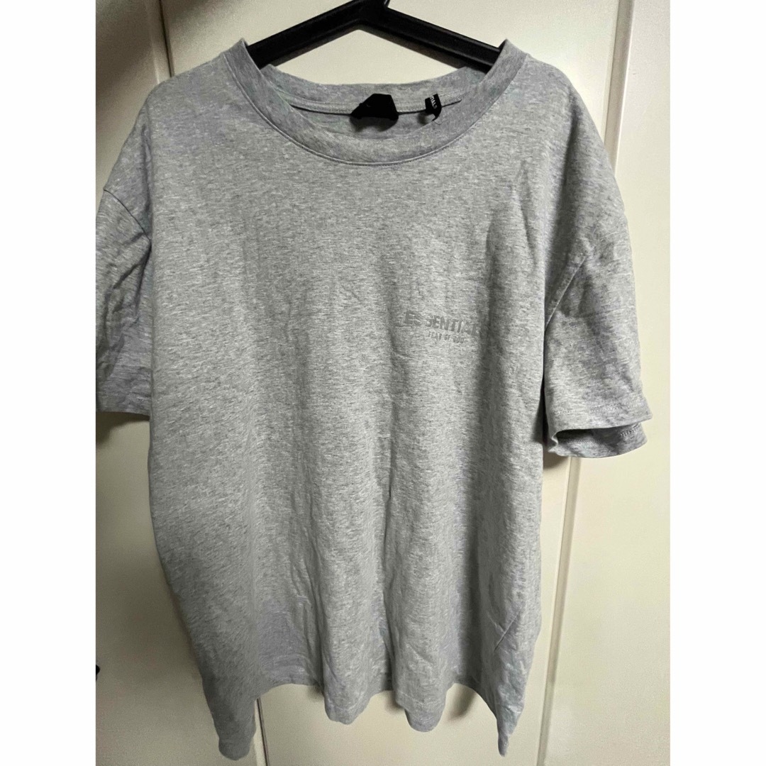 FEAR OF GOD(フィアオブゴッド)のエッセンシャルズ　Tシャツ　M グレー メンズのトップス(Tシャツ/カットソー(半袖/袖なし))の商品写真