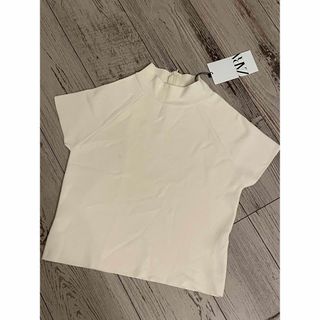 ザラ(ZARA)のZARA▼新品　ショート丈トップス(Tシャツ(半袖/袖なし))