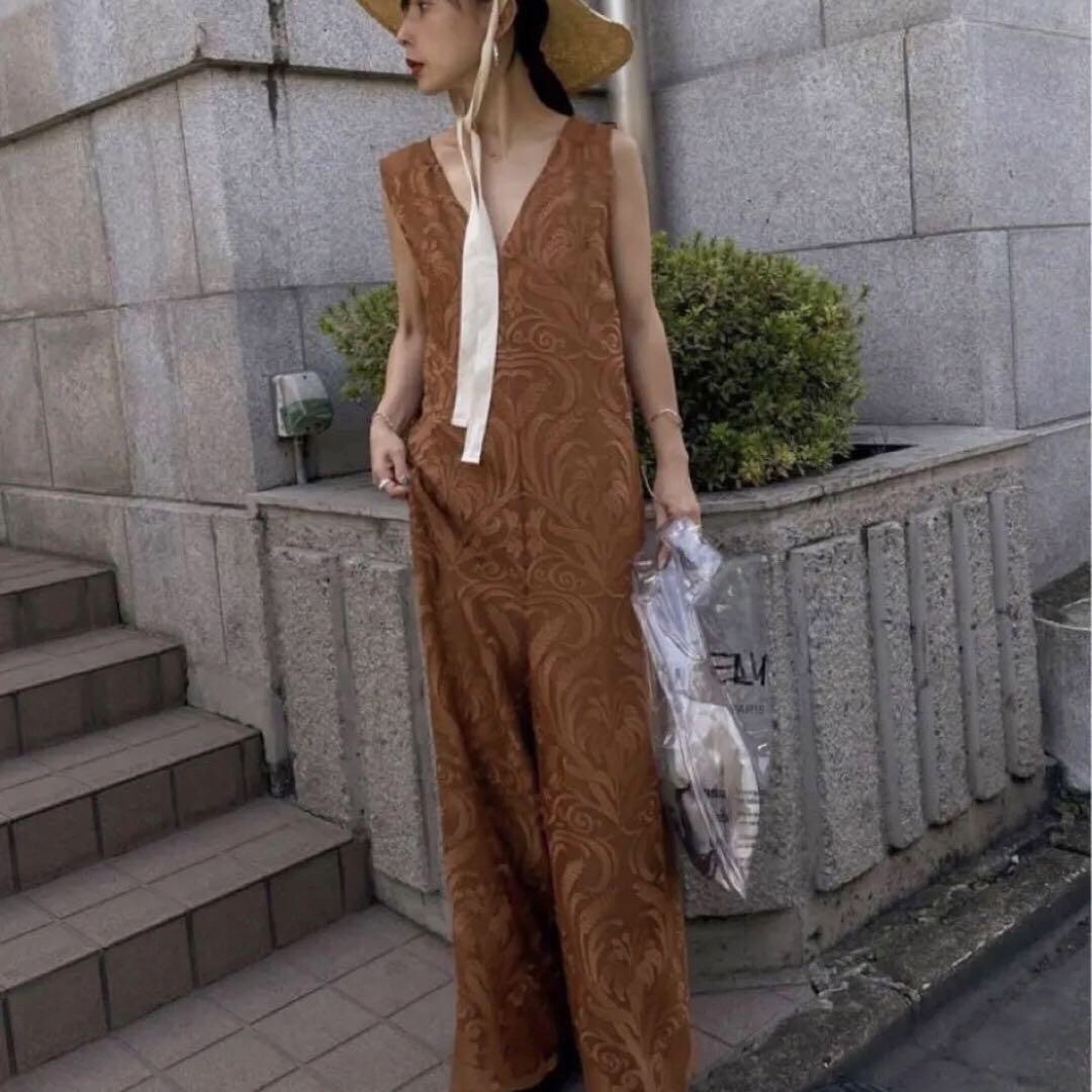 新品タグ付きAmeri VINTAGE CHLOE V NECK ROMPERS