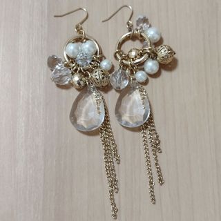 ロングピアス　大振りピアス　クリスタルピアス　ゴールドピアス(ピアス)