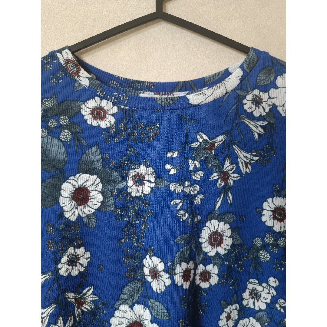 ZARA(ザラ)の美品 ZARA 花柄 ブルー 半袖 Ｔシャツ コットン ショート 綿混 夏 春 レディースのトップス(Tシャツ(半袖/袖なし))の商品写真