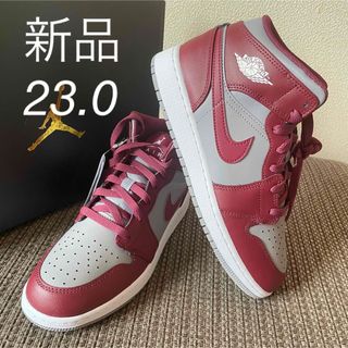 ナイキ(NIKE)の"ナイキ エアジョーダン1 ミッド "チームレッド"(スニーカー)