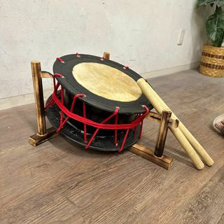 魅了 【新品】【蔵出し】和太鼓 1.2尺 台座 やぐら バチ付 セット 和