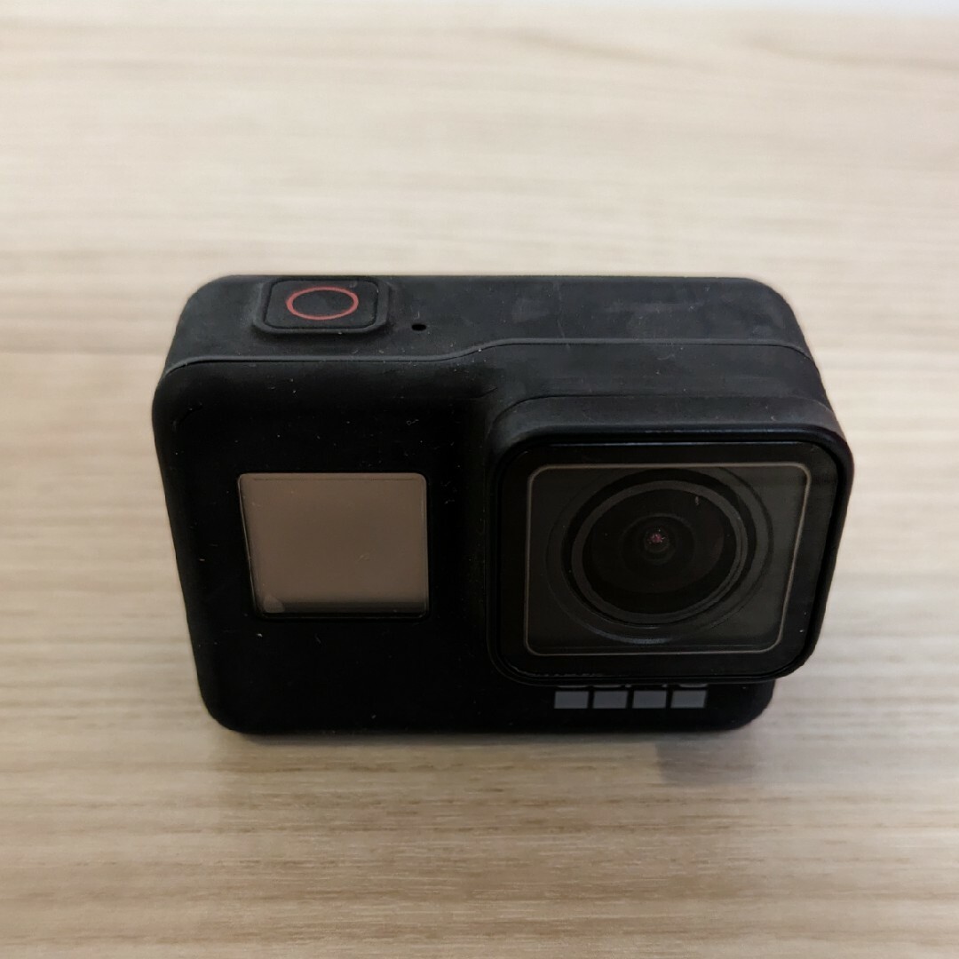 本体とアイテム　GoPro HERO7 BLACK スマホ/家電/カメラのカメラ(ビデオカメラ)の商品写真