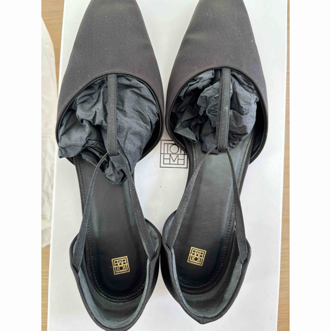 TOTEME(トーテム)のtoteme ブラック The T-Strap ローファー レディースの靴/シューズ(ローファー/革靴)の商品写真