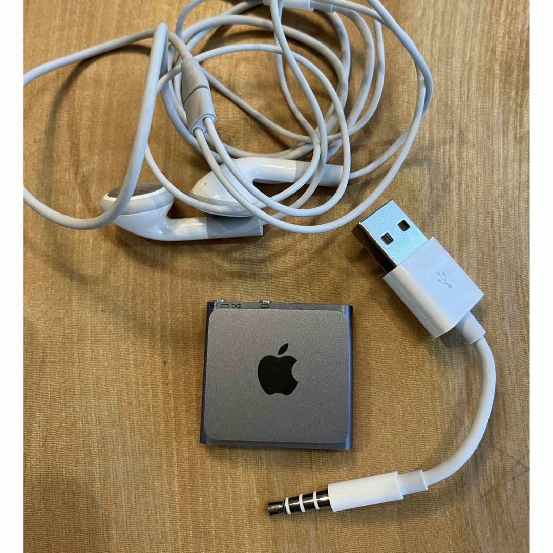 Apple(アップル)の【美品】iPod shuffle 2GB ME949J/A 第4世代　ケースなし スマホ/家電/カメラのオーディオ機器(ポータブルプレーヤー)の商品写真