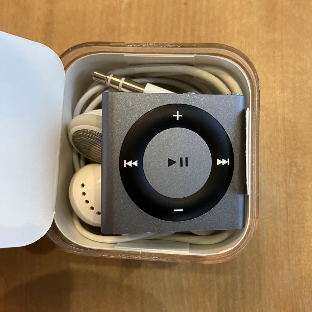 Apple(アップル)の【美品】iPod shuffle 2GB ME949J/A 第4世代　ケースなし スマホ/家電/カメラのオーディオ機器(ポータブルプレーヤー)の商品写真