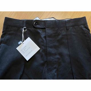 コモリ(COMOLI)のNEAT CELLULOSE NIDOM ONE TUCK BLACK(スラックス)