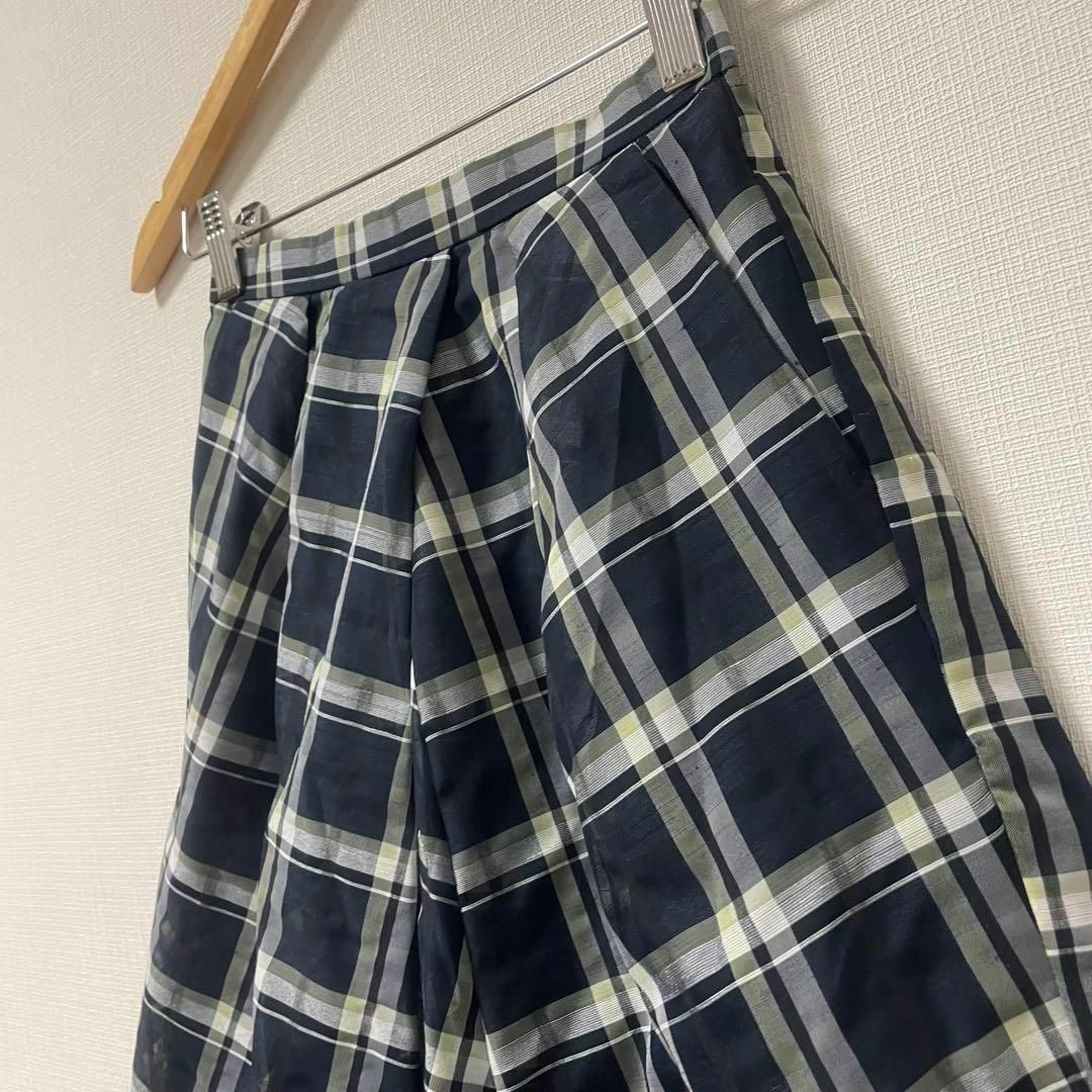 kumikyoku（組曲）(クミキョク)のほぼ未使用☆組曲　チェックフレアスカート　膝丈　ネイビー　XS〜S　オフィス レディースのスカート(ひざ丈スカート)の商品写真