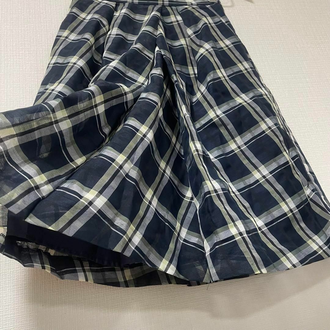 kumikyoku（組曲）(クミキョク)のほぼ未使用☆組曲　チェックフレアスカート　膝丈　ネイビー　XS〜S　オフィス レディースのスカート(ひざ丈スカート)の商品写真