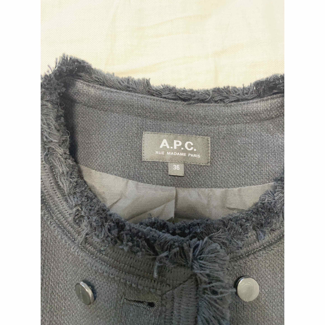 A.P.C(アーペーセー)のkit様専用　A.P.C フリンジツイードノーカラージャケット　ブラック　36 レディースのジャケット/アウター(ノーカラージャケット)の商品写真