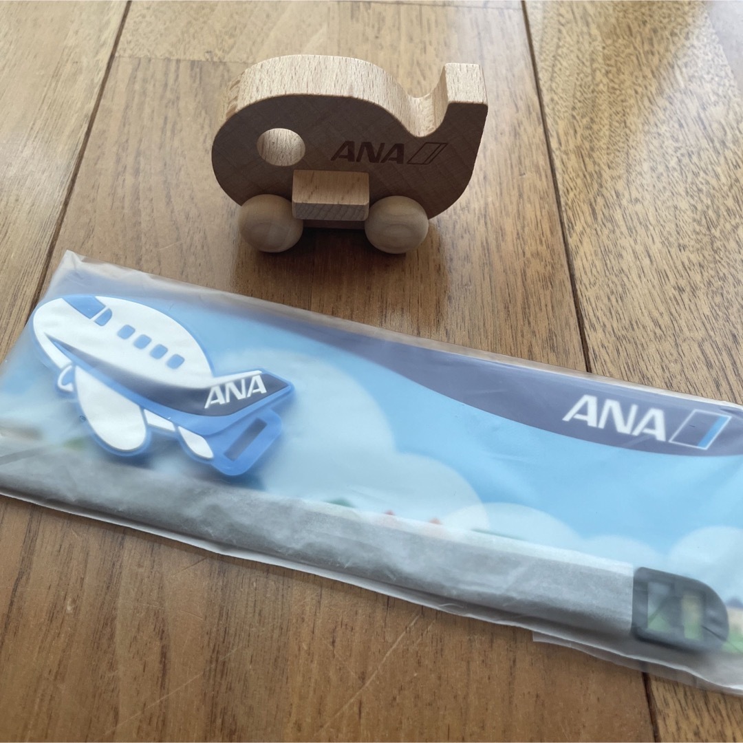 ANA 全日空  ネームタグ、コロコロひこうき 木製 エンタメ/ホビーのコレクション(ノベルティグッズ)の商品写真