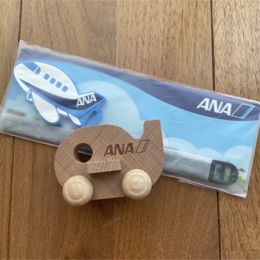 ANA 全日空  ネームタグ、コロコロひこうき 木製 エンタメ/ホビーのコレクション(ノベルティグッズ)の商品写真