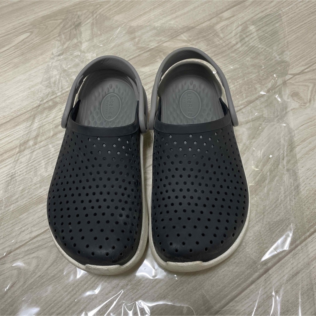 crocs(クロックス)のクロックス キッズ/ベビー/マタニティのキッズ靴/シューズ(15cm~)(サンダル)の商品写真