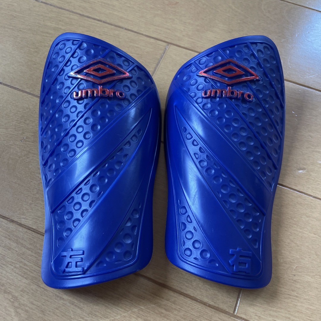 UMBRO(アンブロ)のumbroレガース　キッズSサイズ スポーツ/アウトドアのサッカー/フットサル(ウェア)の商品写真