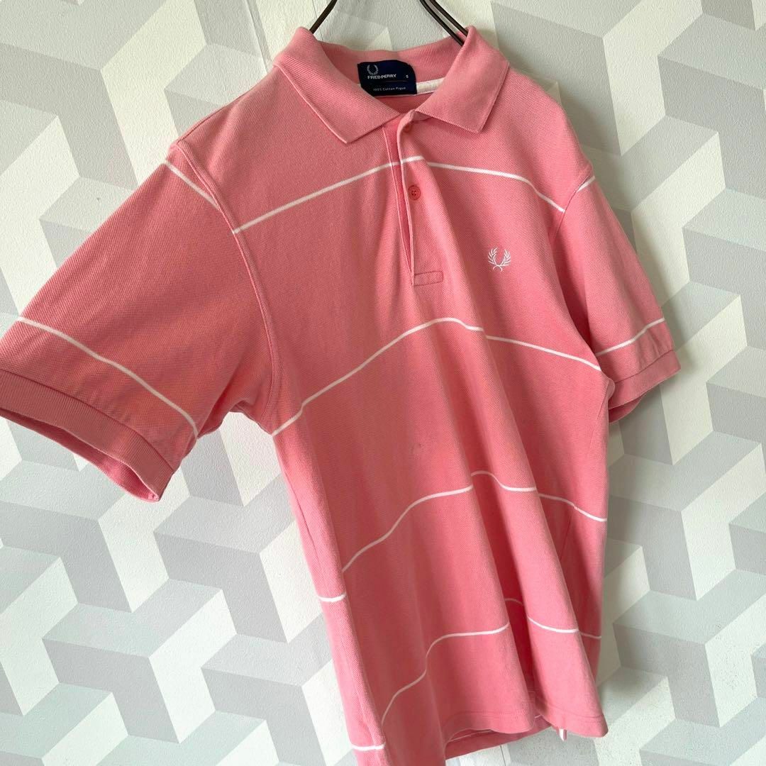 FRED PERRY(フレッドペリー)の【フレッドペリー】メンズM相当 ボーダー 刺繍ロゴ ポロシャツ ピンク メンズのトップス(ポロシャツ)の商品写真