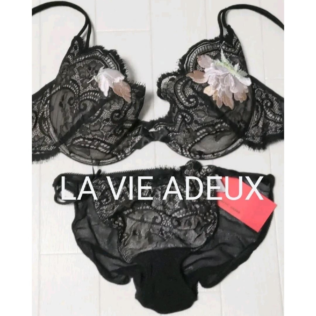 LA VIE A DEUX(ラヴィアドゥ)の新品タグ付　ラヴィアドゥ　アシンメトリー刺繍のブラジャー＆ショーツ　黒　D70 レディースの下着/アンダーウェア(ブラ&ショーツセット)の商品写真