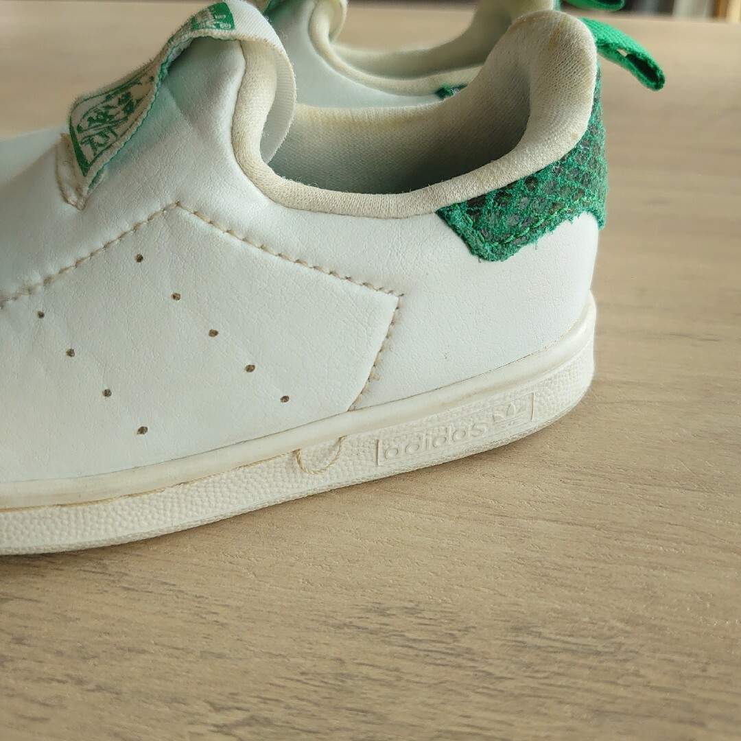 adidas stan smith ホワイト×グリーン スリッポン キッズ/ベビー/マタニティのベビー靴/シューズ(~14cm)(スリッポン)の商品写真