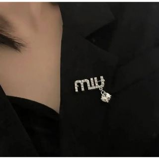 ミュウミュウ ブローチ/コサージュの通販 28点 | miumiuのレディースを ...