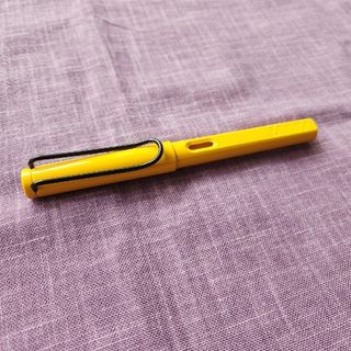 ラミー(LAMY)のLAMY safari  サファリ 万年筆 山吹 ブラッククリップ M(ペン/マーカー)