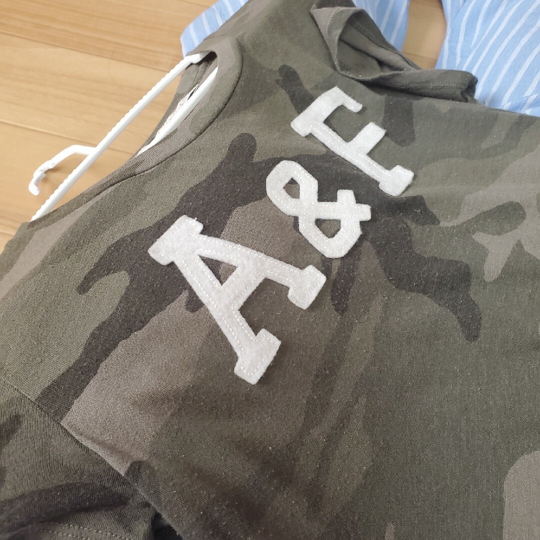 Abercrombie&Fitch(アバクロンビーアンドフィッチ)のアバクロ　迷彩Tシャツ レディースのトップス(Tシャツ(半袖/袖なし))の商品写真