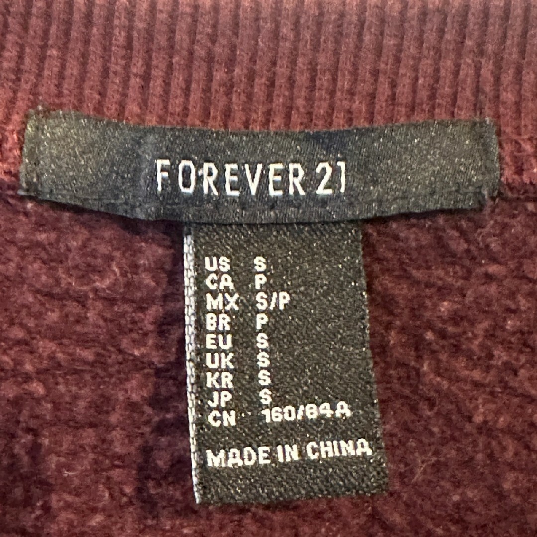 FOREVER 21(フォーエバートゥエンティーワン)のFOREVER 21　フォーエバー21　スウェット　クロップド丈　ボルドー レディースのトップス(トレーナー/スウェット)の商品写真