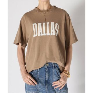 ドゥーズィエムクラス(DEUXIEME CLASSE)の【REMI RELIEF/レミレリーフ】DALLAS Tシャツ(BROWN)(Tシャツ(半袖/袖なし))