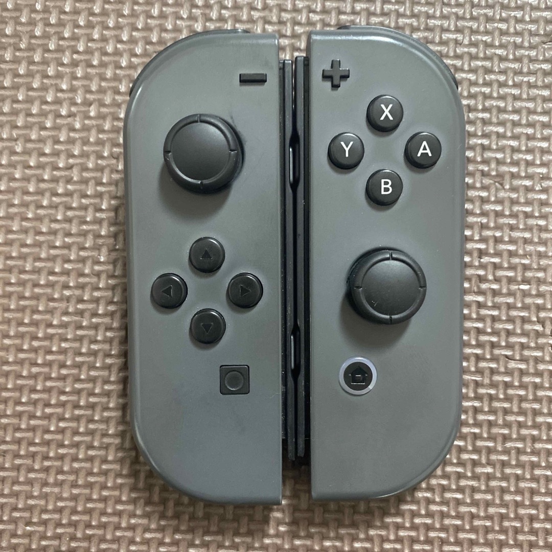 Nintendo Switch(ニンテンドースイッチ)の任天堂Switchジョイコン　グレー　廃盤　最終価格です エンタメ/ホビーのゲームソフト/ゲーム機本体(家庭用ゲーム機本体)の商品写真