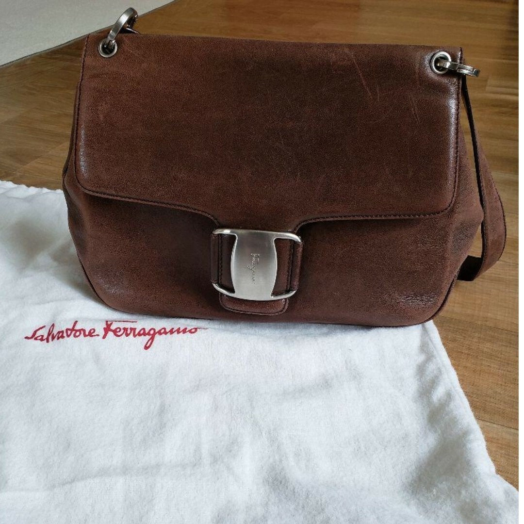 Salvatore Ferragamo(サルヴァトーレフェラガモ)のサルヴァトーレフェラガモのヴァラ　ショルダーバッグ レディースのバッグ(ショルダーバッグ)の商品写真