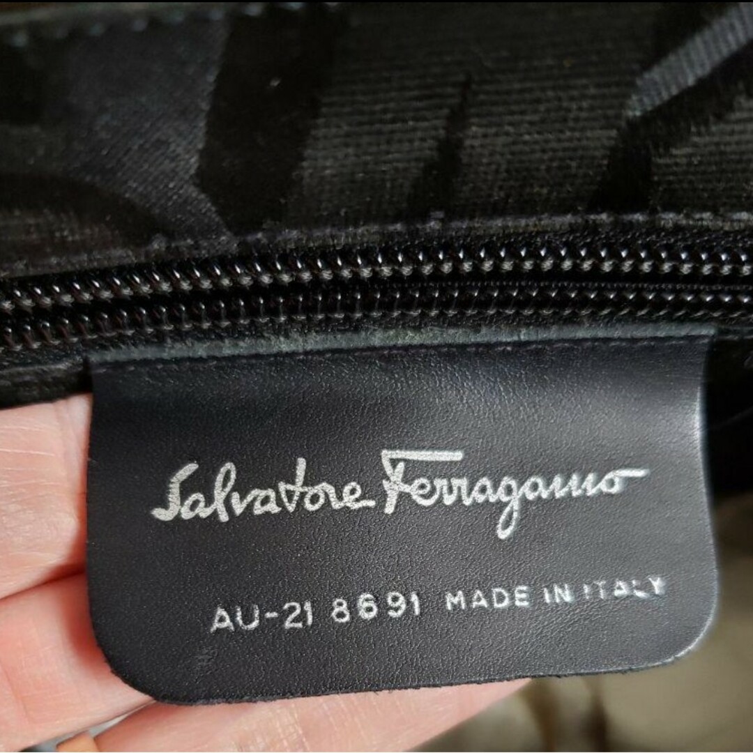 Salvatore Ferragamo(サルヴァトーレフェラガモ)のサルヴァトーレフェラガモのヴァラ　ショルダーバッグ レディースのバッグ(ショルダーバッグ)の商品写真