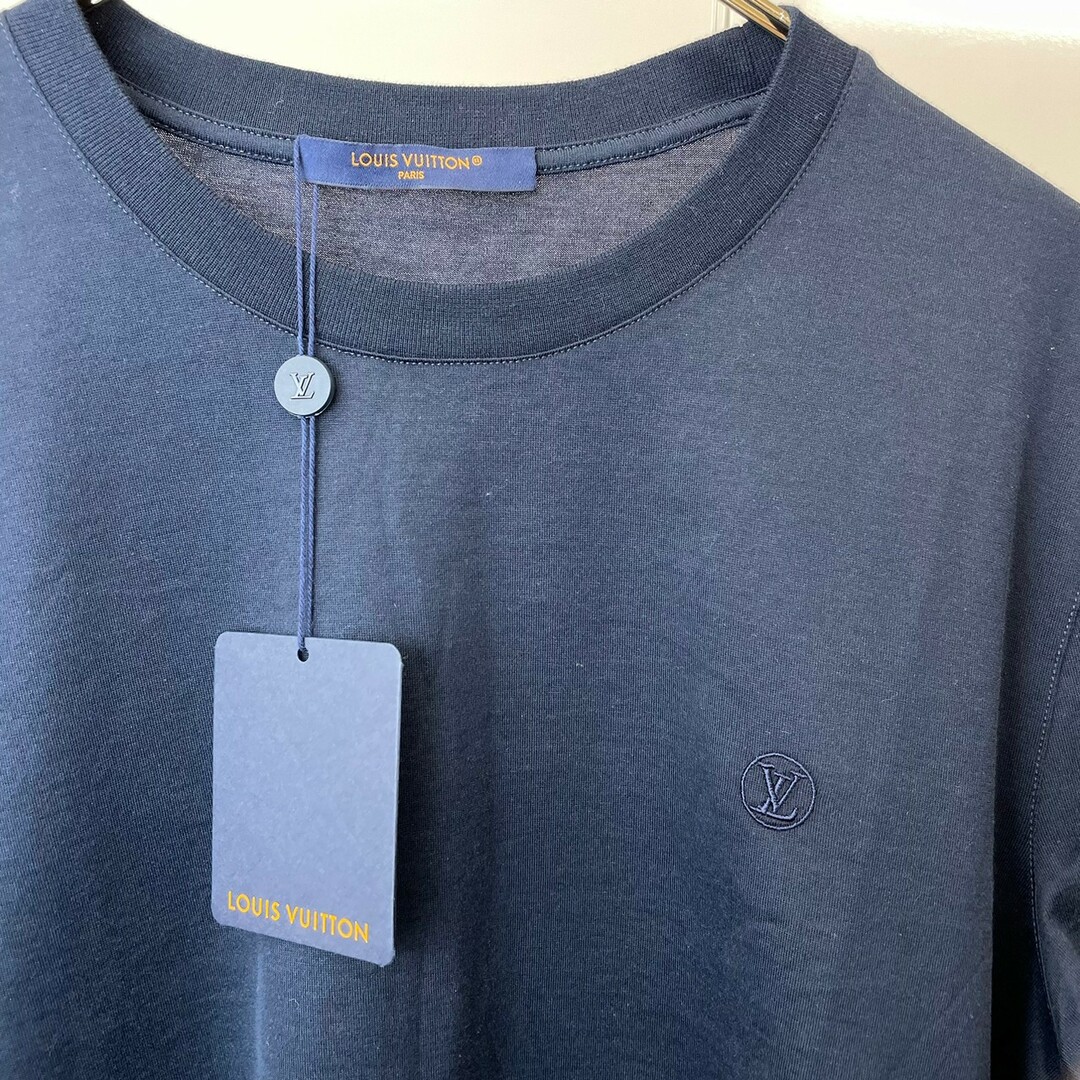 LOUIS VUITTON(ルイヴィトン)の新品未使用　ルイヴィトン　クラシックTシャツ　LVモチーフ　ネイビー　Lサイズ メンズのトップス(Tシャツ/カットソー(半袖/袖なし))の商品写真