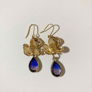 ハンドメイドピアス　花・雫　デザイン(ピアス)