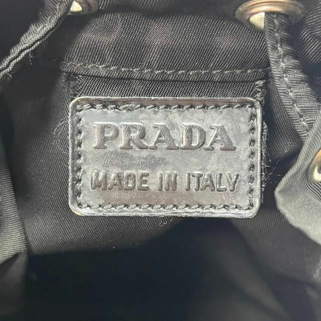 PRADA(プラダ)の美品 プラダ ミニポーチ 巾着 三角ロゴプレート イタリア製 ナイロン 正規品 レディースのファッション小物(ポーチ)の商品写真