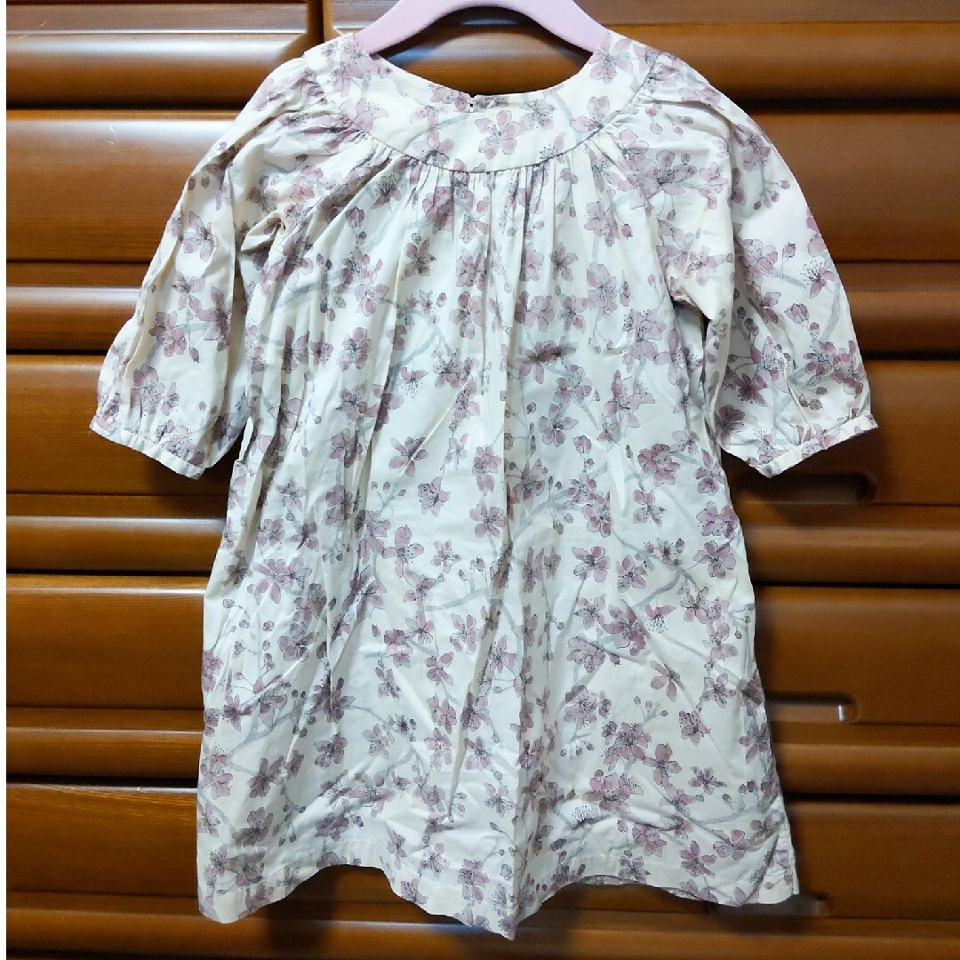 新品！薄手の生地の花柄ワンピース✽ハンドメイド✽120サイズ キッズ/ベビー/マタニティのキッズ服女の子用(90cm~)(ワンピース)の商品写真