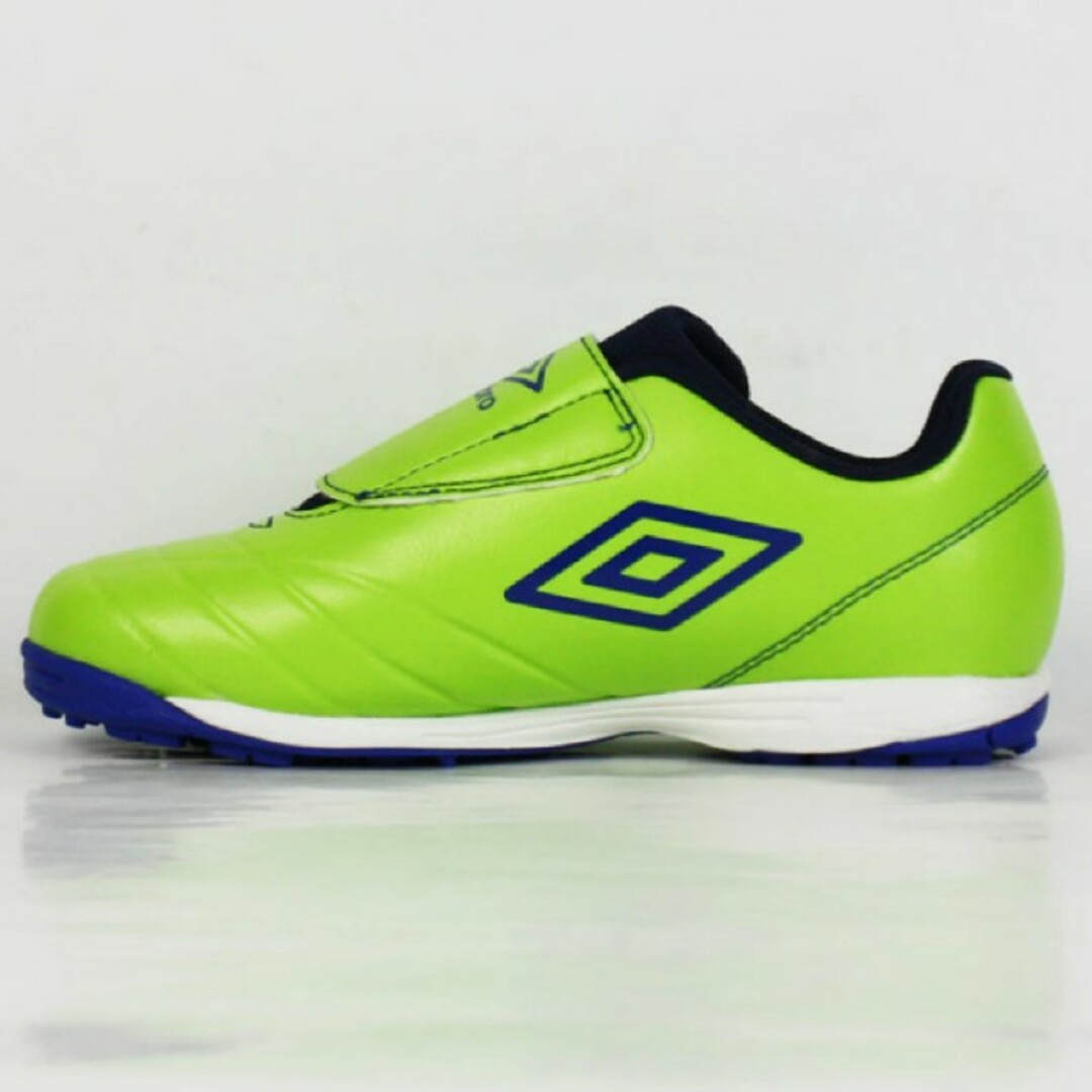 UMBRO(アンブロ)の新品 送料込み アンブロ 子供用 17センチ サッカー シューズ トレシュー 靴 キッズ/ベビー/マタニティのキッズ靴/シューズ(15cm~)(その他)の商品写真